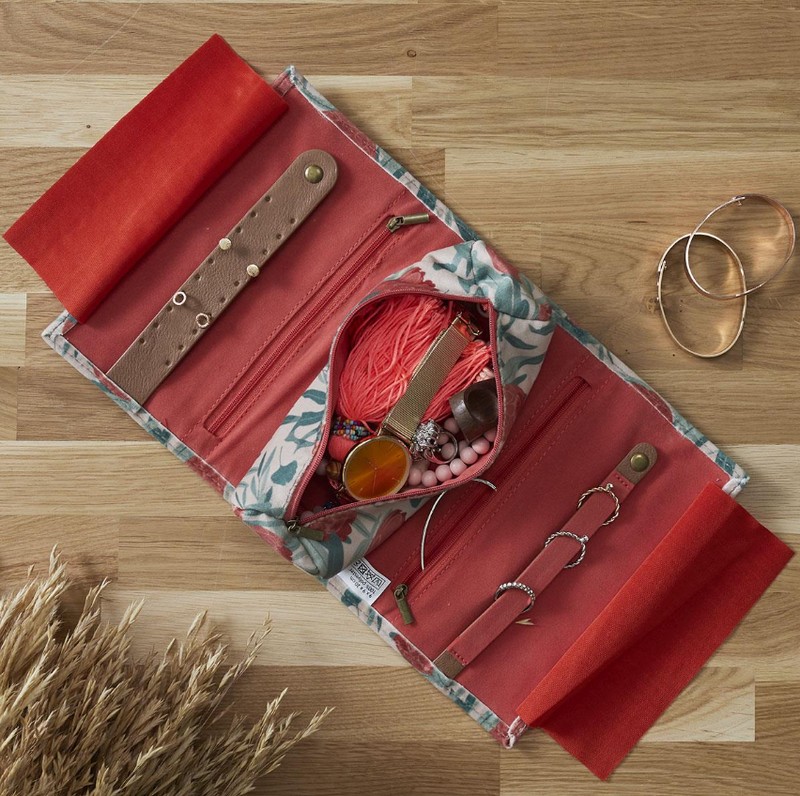 Trousse portagioie gialla da viaggio decorata con fiori rossi su sfondo verde